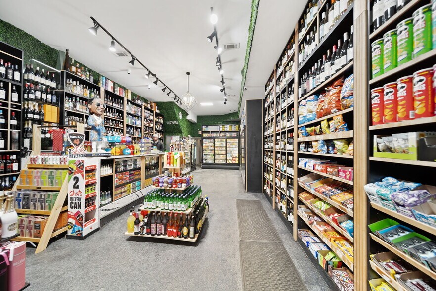 More Photos Of 114-120 N Halsted St, Chicago Storefront Retail Office For Sale