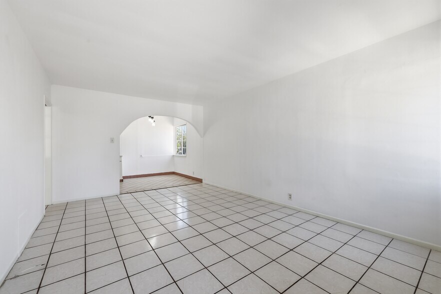 More Photos Of 932 E 23rd St, Long Beach Multifamily For Sale