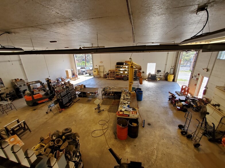 More Photos Of 630 Long Rd, Pittsburgh Showroom For Sale