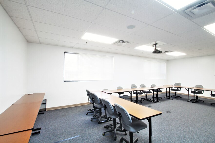 More Photos Of 14240 Dante Ave, Dolton Loft Creative Space For Lease