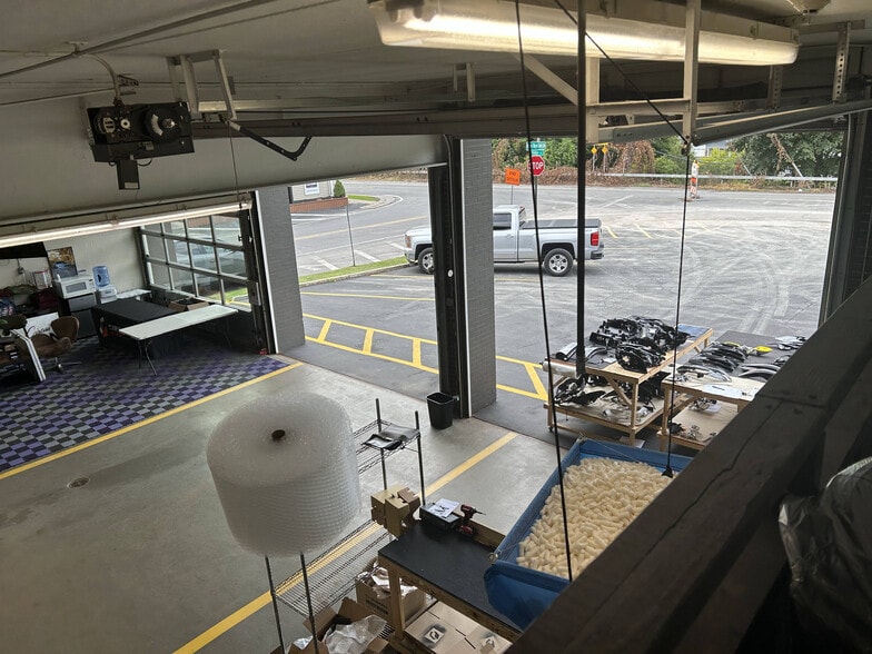 More Photos Of 70 Ridge Rd, Ontario Showroom For Lease