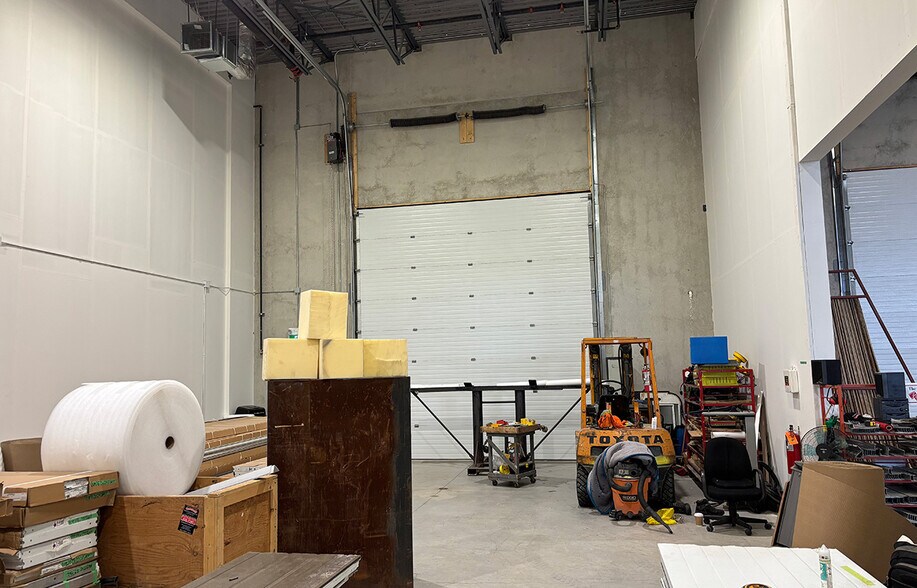 More Photos Of 223 Elan Blvd, Winnipeg Warehouse For Lease