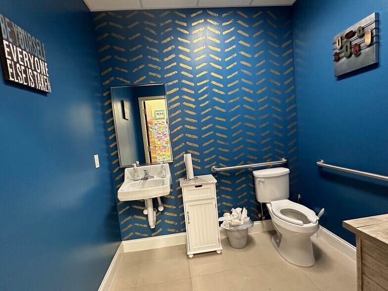 More Photos Of 8810 Commodity Cir, Orlando Showroom For Lease