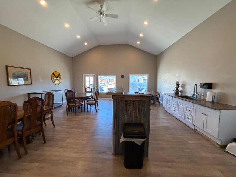More Photos Of 105 W Vine St, Yutan General Retail For Sale