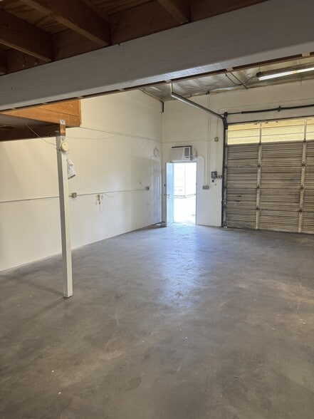 More Photos Of 5979 Reseda Blvd, Tarzana Warehouse For Lease