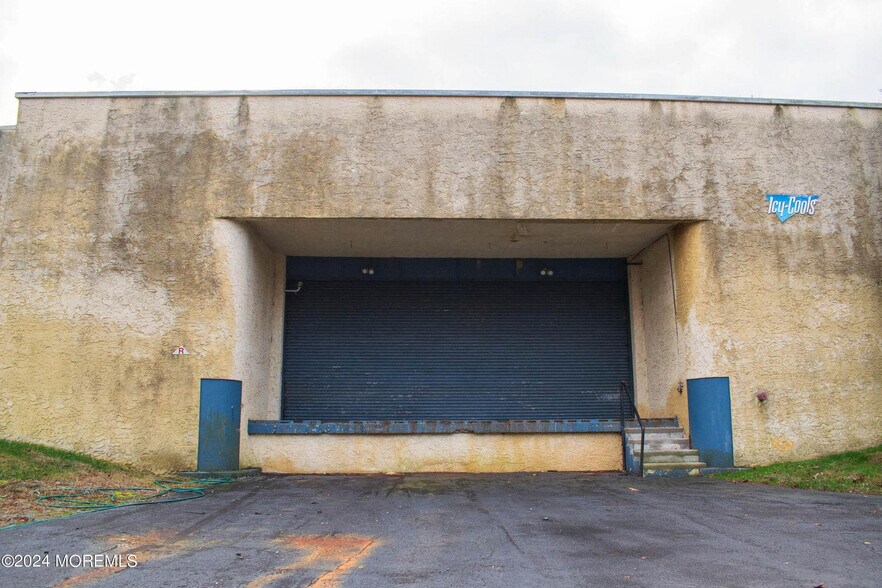 More Photos Of 15 Oscar Dr, Roosevelt Manufacturing For Sale