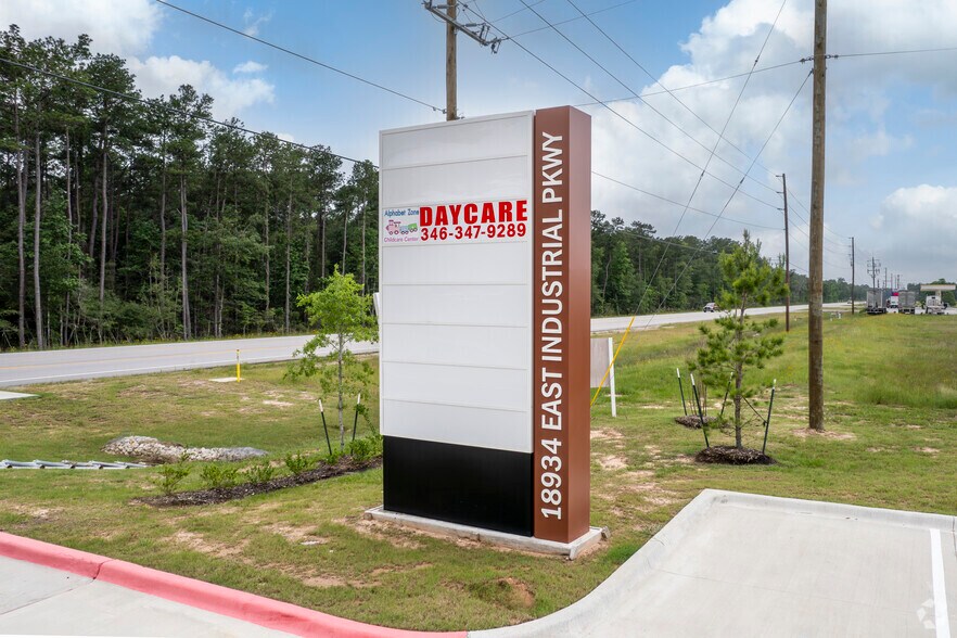 More Photos Of 18934 E Industrial Pky, New Caney Storefront For Lease