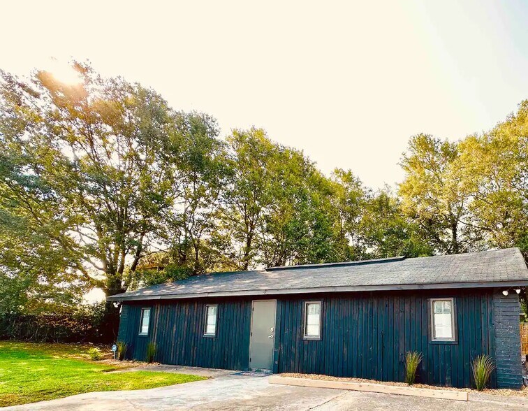 More Photos Of 380 SW Amal Dr, Atlanta Freestanding For Sale