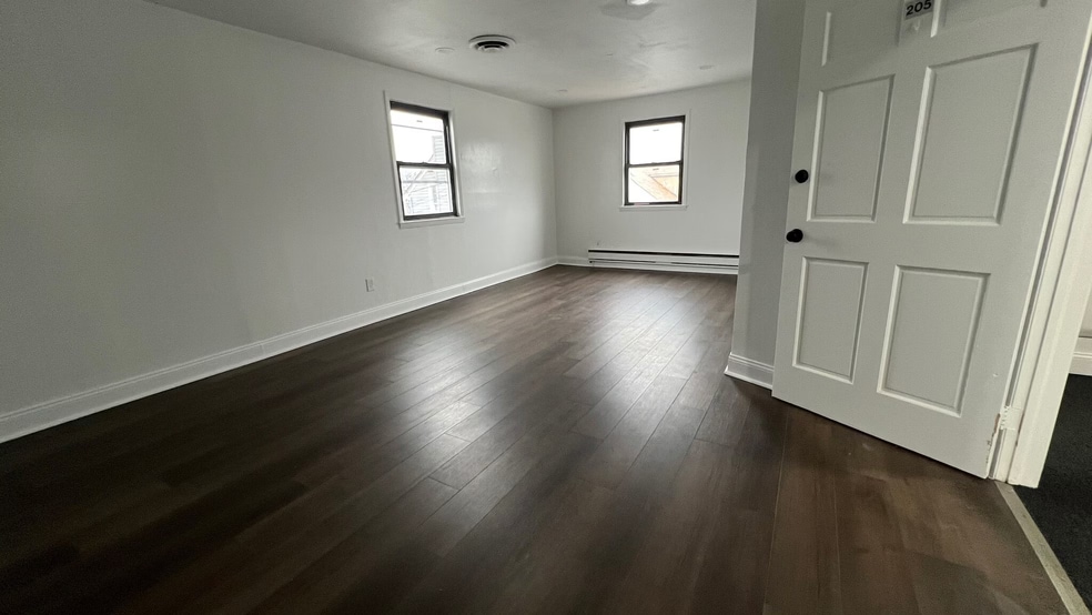 More Photos Of 475 W Merrick Rd, Valley Stream Office For Lease