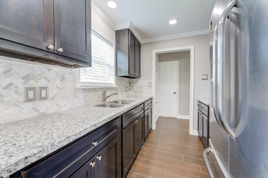 More Photos Of 2208 Strawberry Rd, Pasadena Office Residential For Sale