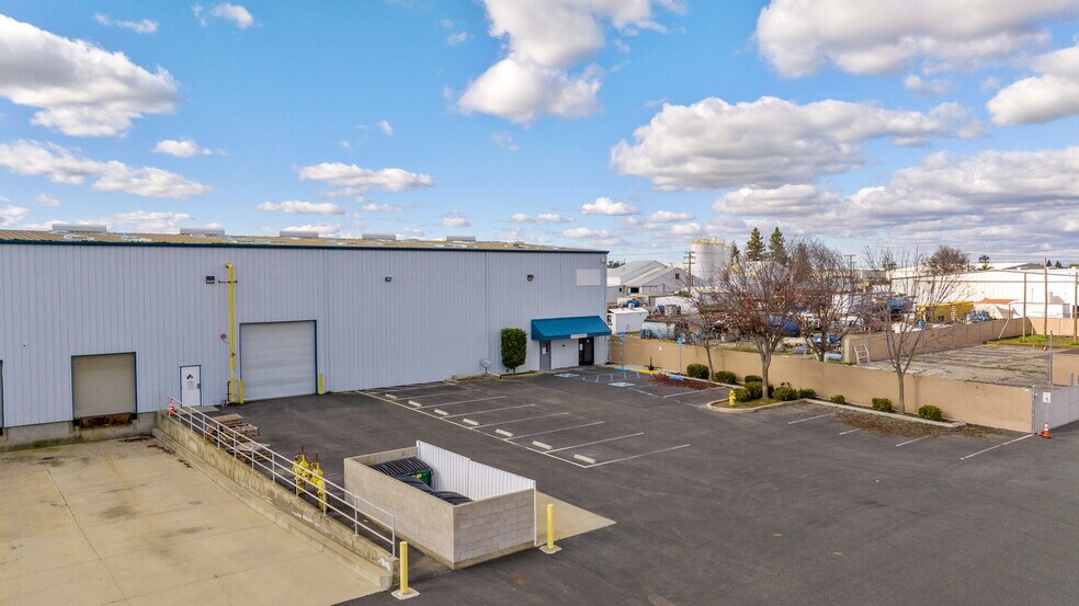 More Photos Of 7345 W Goshen Ave, Visalia Warehouse For Lease