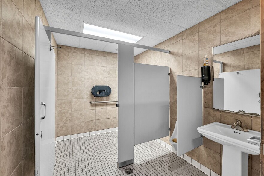 More Photos Of 510 Glade st, Glade Spring Supermarket For Sale