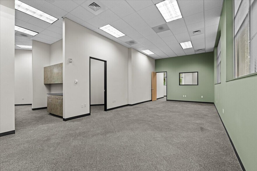 More Photos Of 6455 Lakeview Blvd, Lake Oswego Flex For Lease