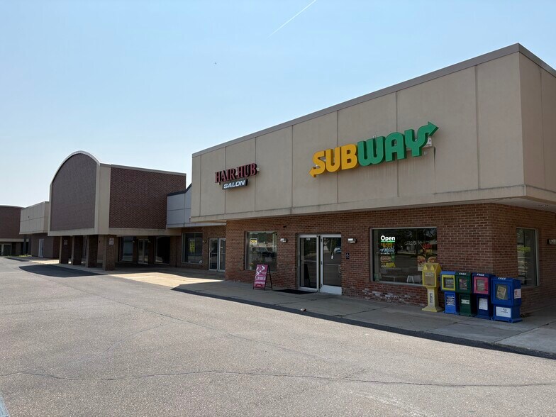 Primary Photo Of 35103-35243 Grand River Ave, Farmington Hills Unknown For Lease