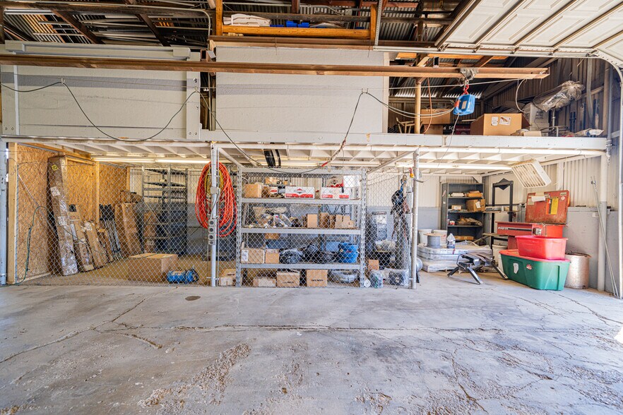 More Photos Of 118 Industrial Blvd, Kilgore Flex For Lease