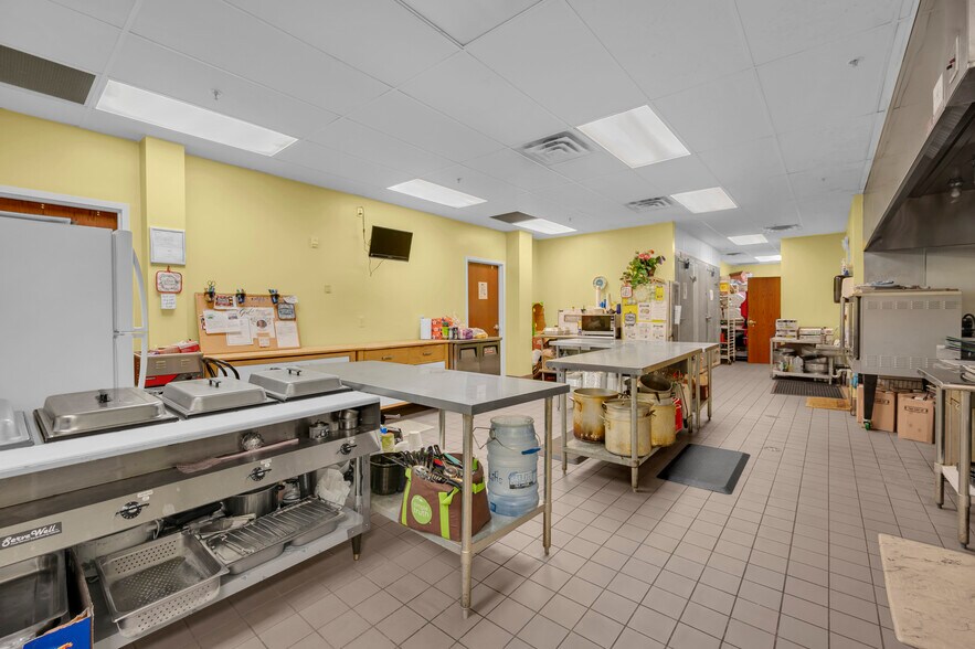 More Photos Of 690 Northland Blvd, Cincinnati Specialty For Sale