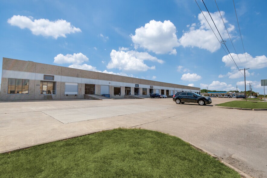 More Photos Of 1922-1938 N Great Southwest Pky, Grand Prairie Distribution For Lease