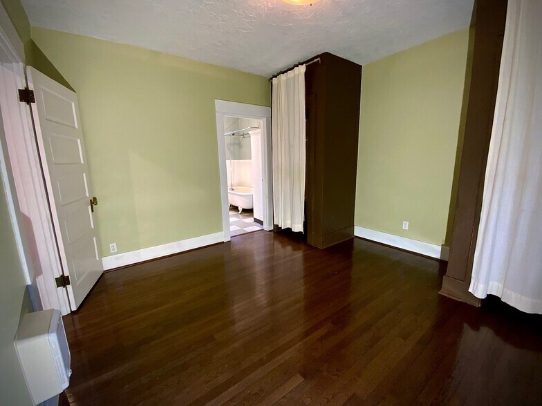 More Photos Of 1906 NW 25th Ave, Portland Apartments For Lease