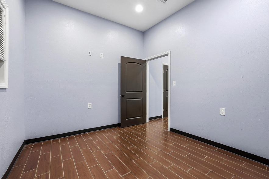 More Photos Of 3301 S State Highway 121, Bonham Showroom For Sale