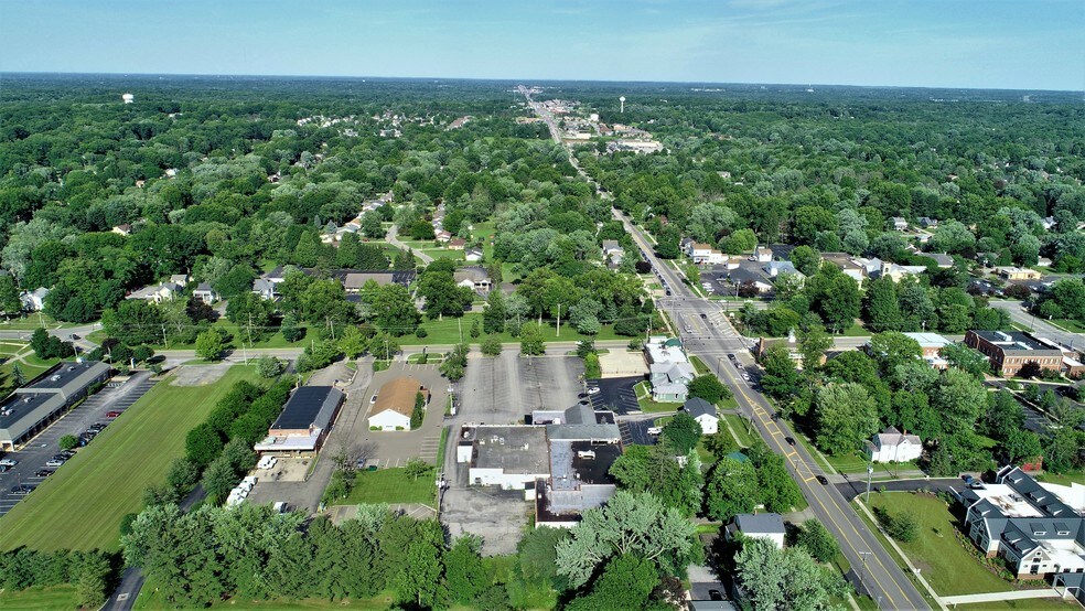 More Photos Of 8-18 N Broad St, Canfield Supermarket For Lease
