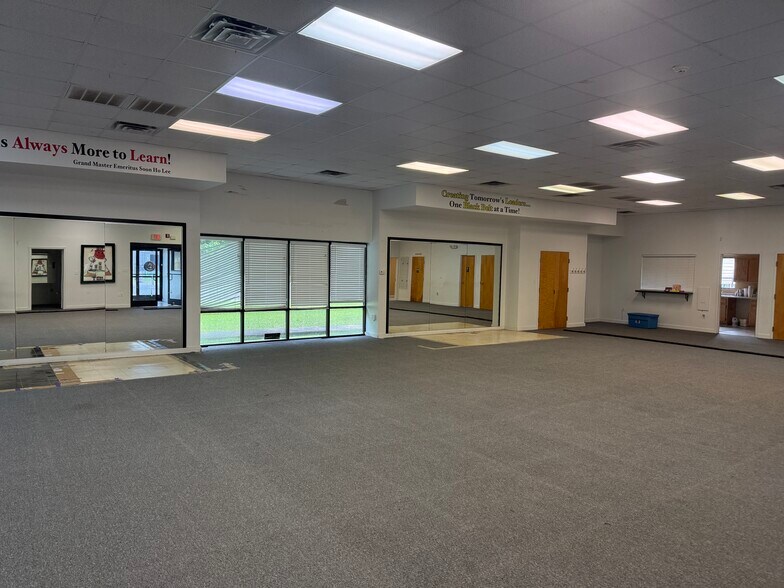 More Photos Of 100 Commercial Dr, Atoka General Retail For Lease