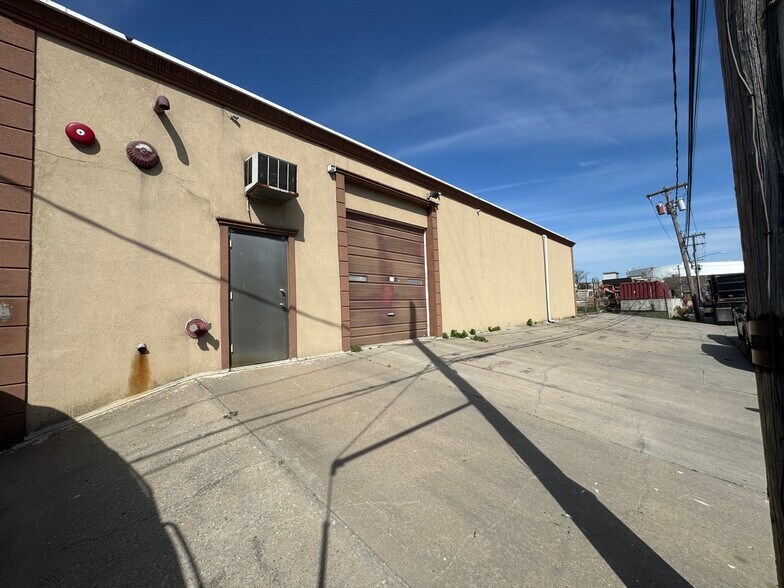 More Photos Of 10 Wheelock Ave, Inwood Warehouse For Sale