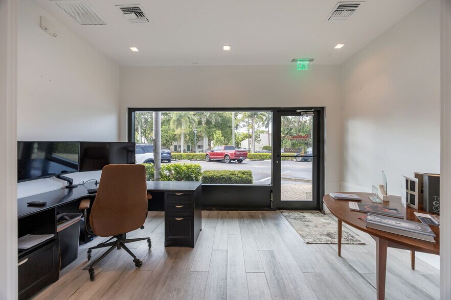 More Photos Of 1011-1065 5th Ave N, Naples Storefront Retail Office For Lease