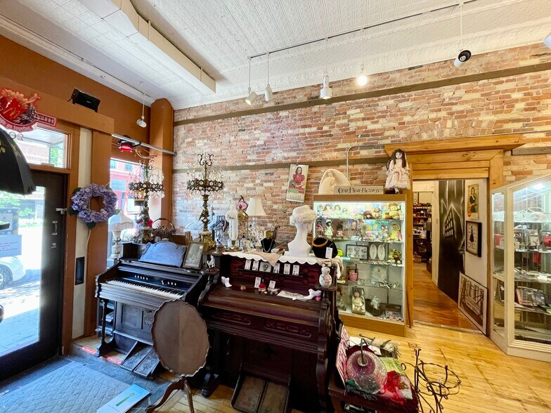 More Photos Of 209-211 E Chicago St, Elgin Bar For Sale