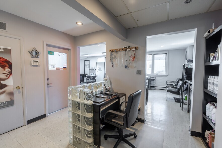 More Photos Of 219 Lochiel St, Sarnia General Retail For Sale