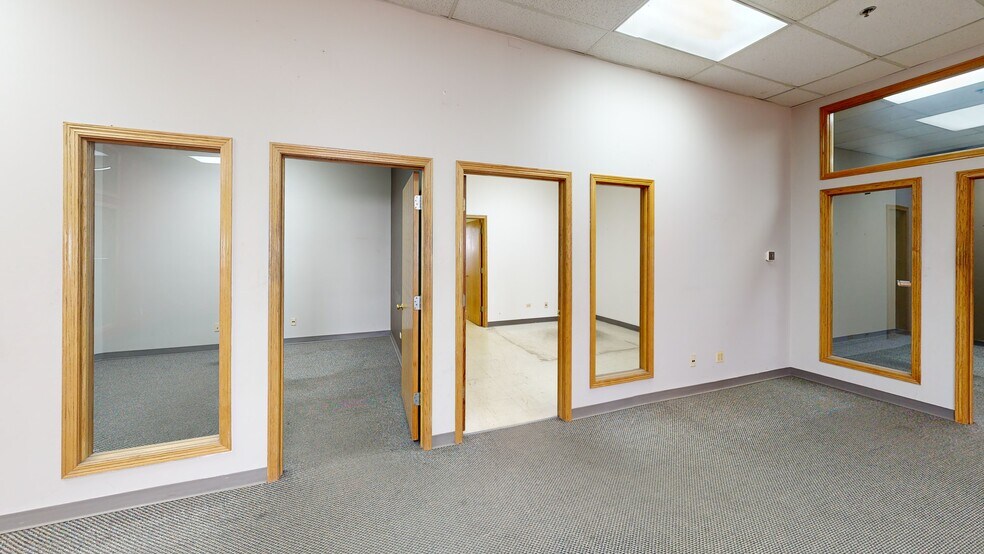 More Photos Of 920 Cedar Ave, St Charles Light Distribution For Lease