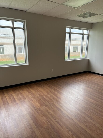 More Photos Of 16325 Northcross Dr, Huntersville Office For Lease