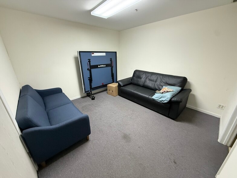 More Photos Of 537 N Wolf Rd, Wheeling Warehouse For Lease