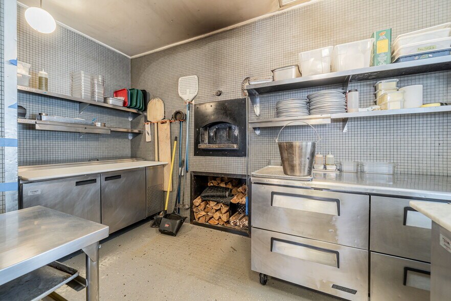 More Photos Of 5090-5092 St Notre-Dame O, Montréal General Retail For Sale