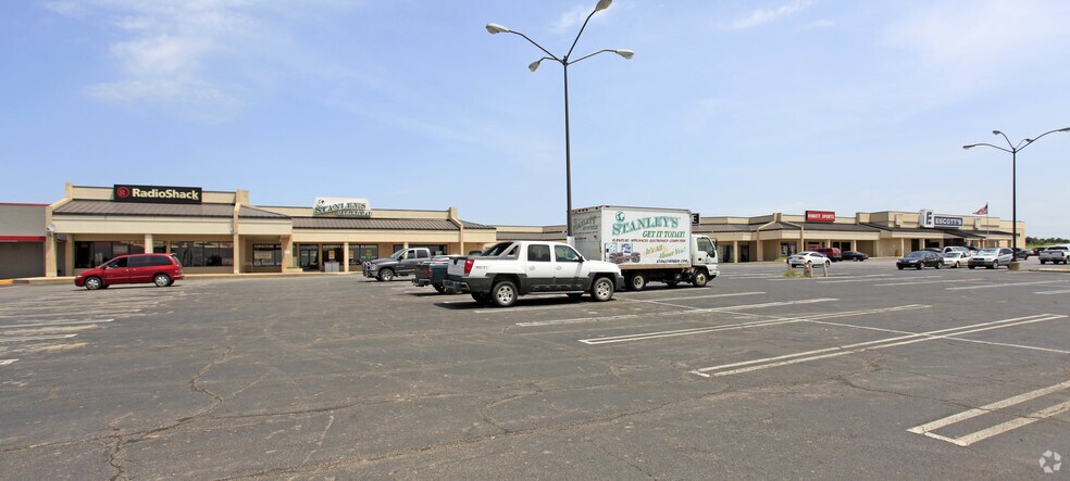 More Photos Of 2220 E Main St, Cushing General Retail For Lease