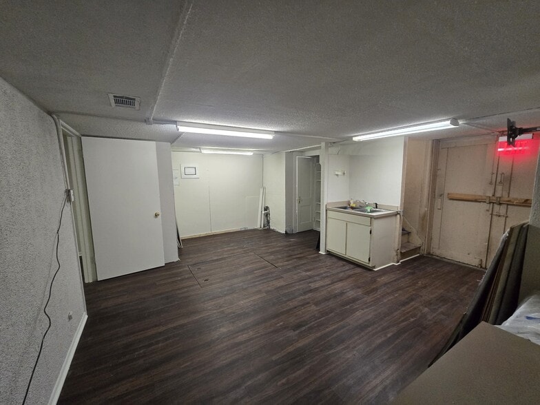 More Photos Of 104-108 S Main St, Victoria Office For Lease