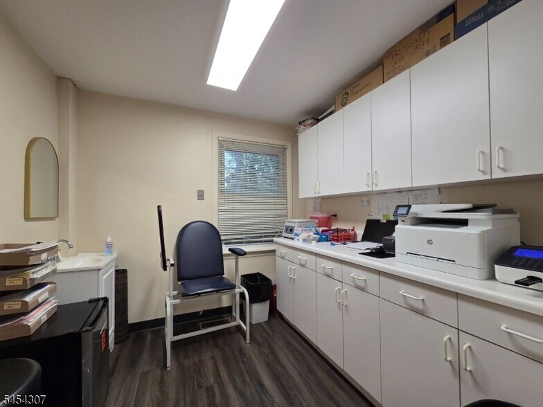 More Photos Of 19 Holly St, Cranford Medical For Lease