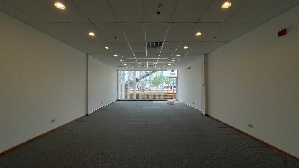 More Photos Of 1001-1037 W Ogden Ave, Naperville Unknown For Lease