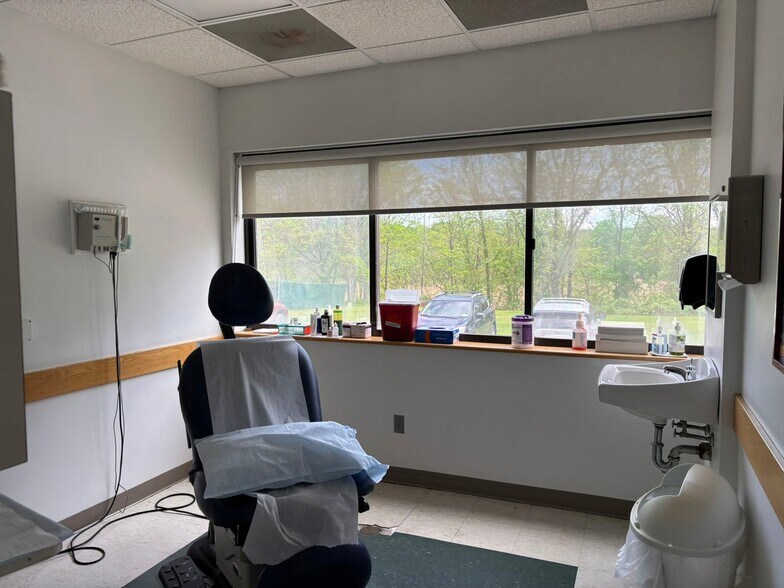More Photos Of 1547 Columbia Tpke, Castleton Medical For Sale