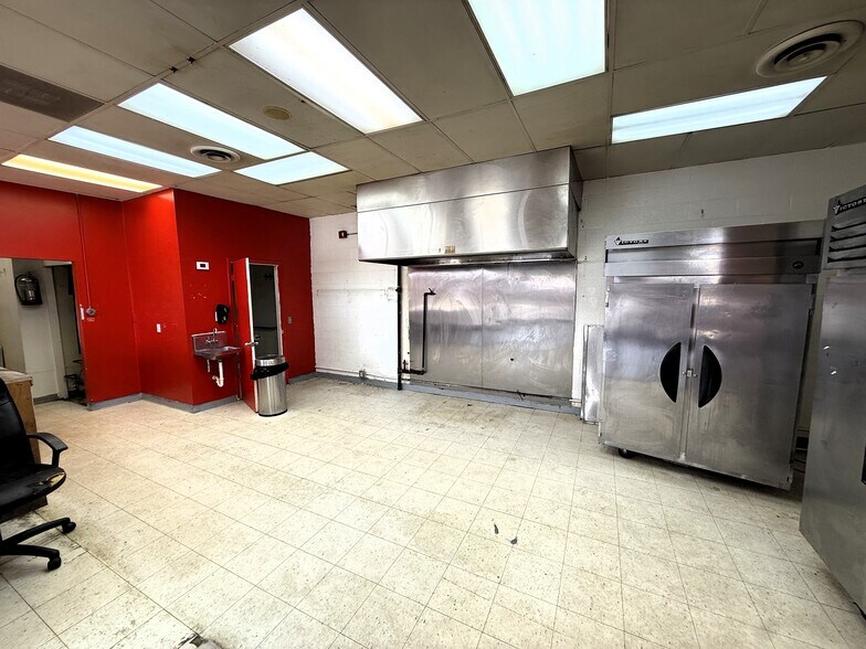 More Photos Of 31779-31799 Middlebelt Rd, Farmington Hills Restaurant For Lease
