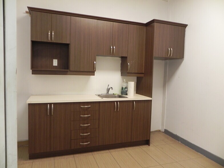 More Photos Of 3627-3645 Boul Des Sources, Dollard-des-Ormeaux Storefront Retail Office For Lease