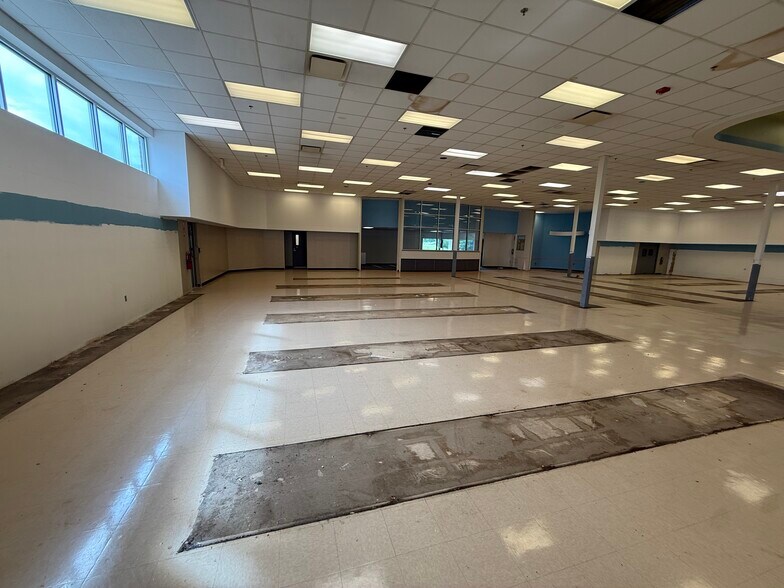 More Photos Of 1600 Main St, Follansbee Drugstore For Lease