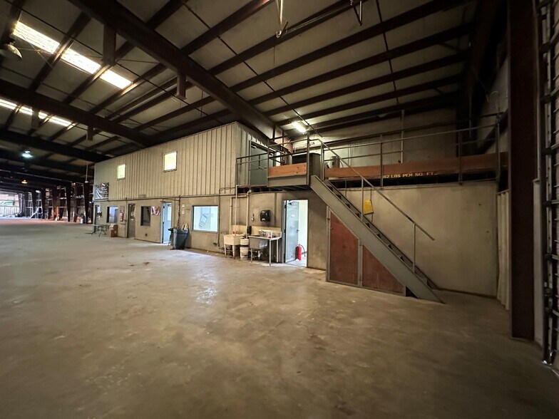More Photos Of 2976 N Florence Ave, Tulsa Warehouse For Lease