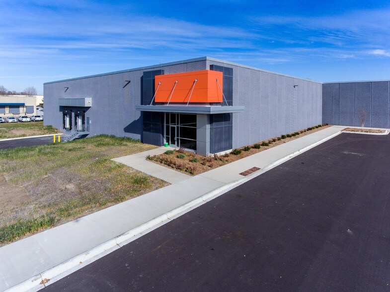 More Photos Of 5101 Industrial Blvd, Fridley Distribution For Lease