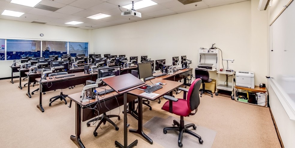 More Photos Of 1529 E Palmdale Blvd, Palmdale Office For Lease