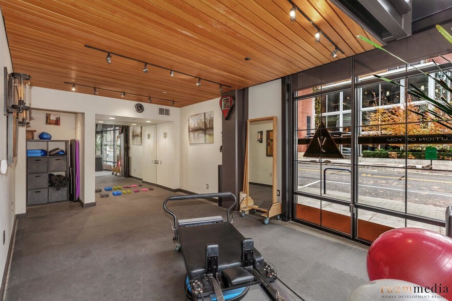 More Photos Of 1030 NW 12th Ave, Portland Apartments For Lease