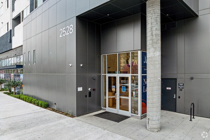 More Photos Of 2528 S Grand Ave, Los Angeles Apartments For Lease