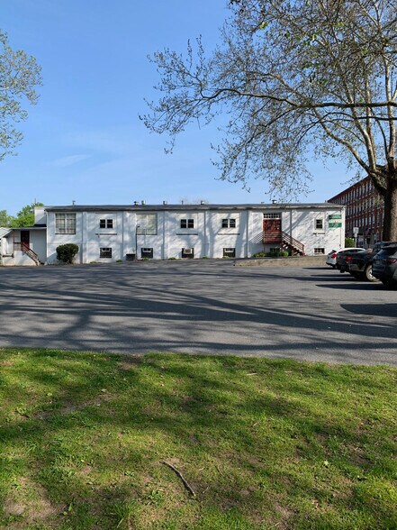 More Photos Of 160 S Poplar St, Elizabethtown Showroom For Lease