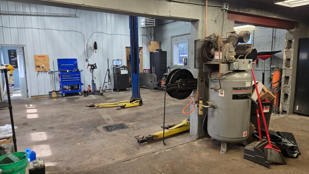 More Photos Of 397 West Ave, Lockport Auto Dealership For Lease