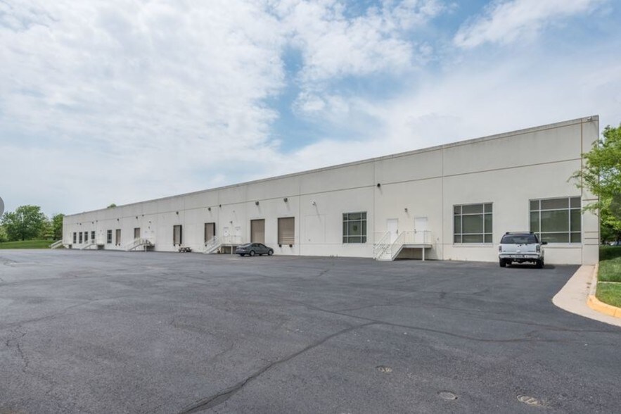 More Photos Of 4170 Lafayette Center Dr, Chantilly Light Distribution For Sale
