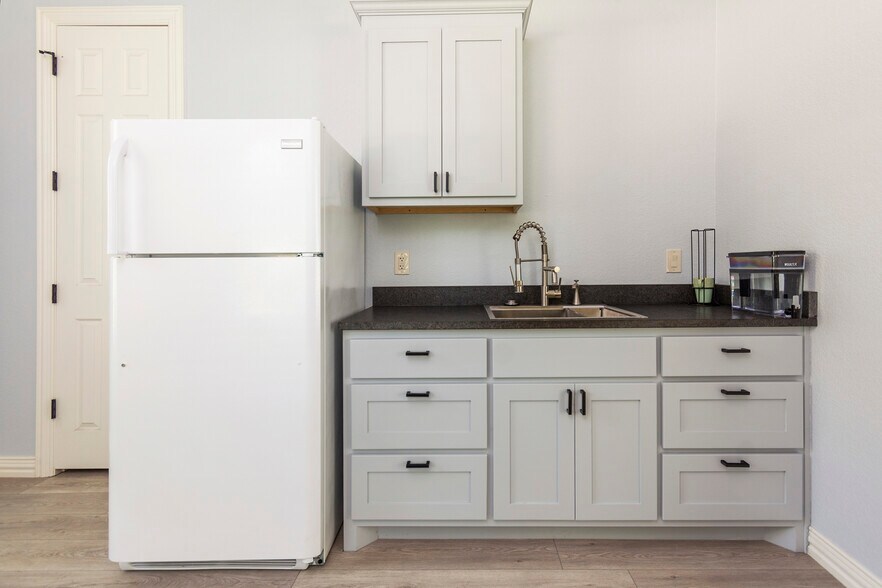 More Photos Of 7633 Bellaire Dr S, Fort Worth Medical For Sale